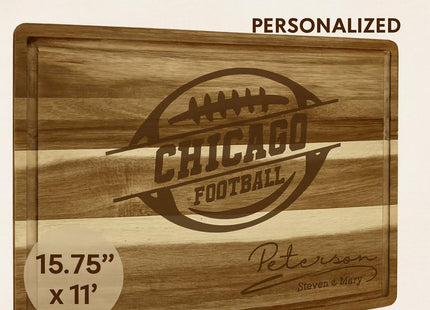 “Personalized Chicago football cutting board made from acacia wood, engraved with a football logo and family name ‘Peterson – Steven & Mary.’ Features size dimensions 15.75″ x 11″, juice groove border, and text highlighting ‘Holiday Gift,’ ‘Personalized,’ and ‘Fast Shipping.’ Rustic design ideal for football fans and holiday gifting.”