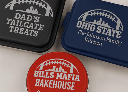 &quot;Three personalized aluminum bakeware lids with engraved football skyline designs. The black lid reads &#39;Dad’s Tailgate Treats,&#39; the navy blue lid says &#39;Ohio State – The Johnson Family Kitchen,&#39; and the red round lid features &#39;Bills Mafia Bakehouse – Baked with Love.&#39; Text at the top reads &#39;Personalization Examples.&#39;&quot;